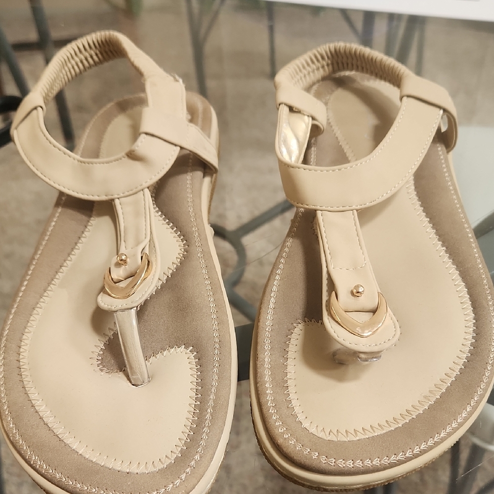 Beige Leather Thong Sandals with Monochromatic Design